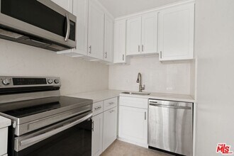 425 S Kenmore Ave in Los Angeles, CA - Building Photo - Building Photo