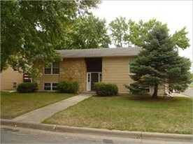 141 E Welcome Ave, Unit M Hanson Prop. in Mankato, MN - Building Photo