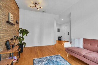 2476 N Albany Ave in Chicago, IL - Building Photo - Building Photo