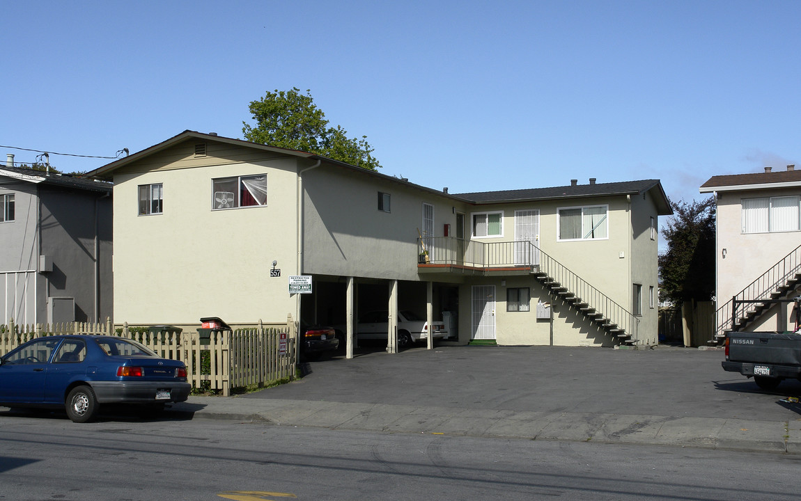 557 Hampshire Ave in Redwood City, CA - Building Photo