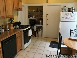 2572 Massachusetts Ave, Unit 1 in Cambridge, MA - Building Photo - Building Photo