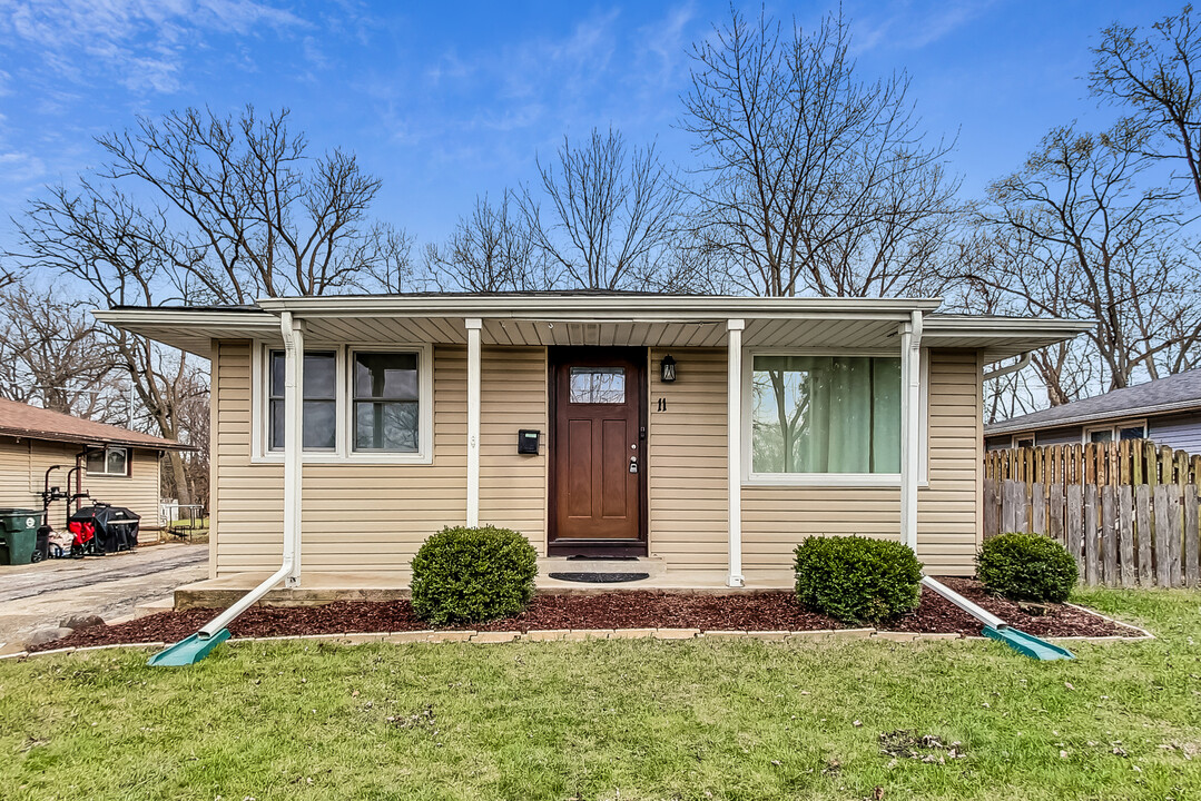 11 Stone Ave in North Aurora, IL - Building Photo