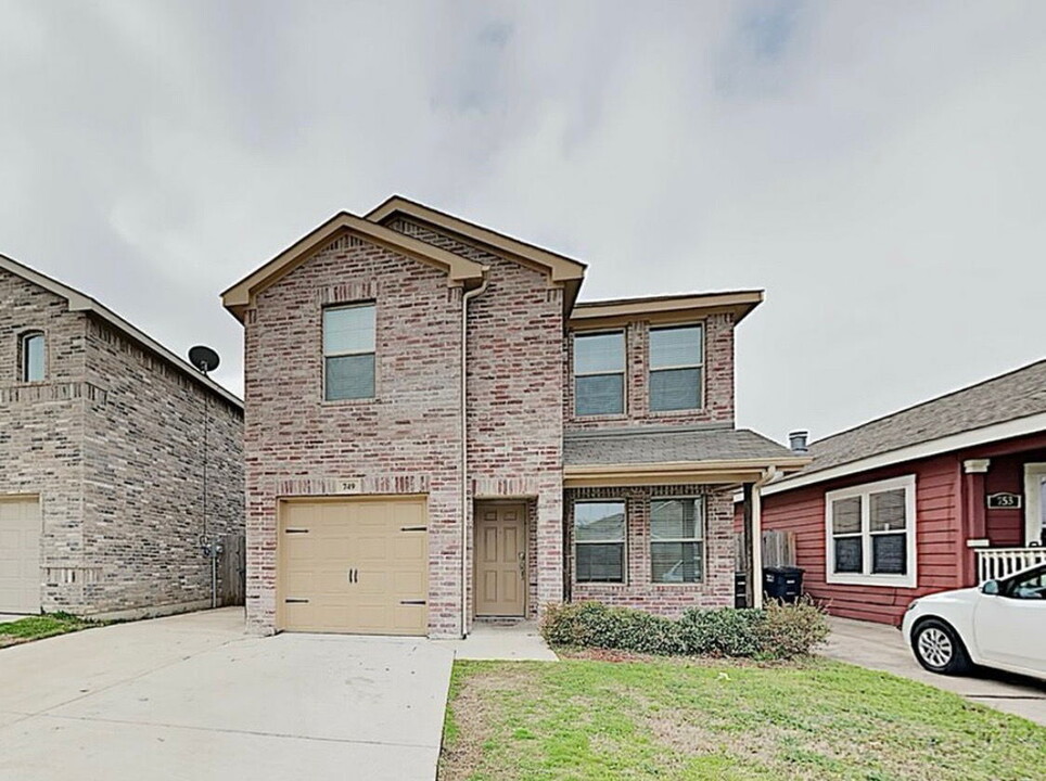 749 River Hill Ln in Fort Worth, TX - Building Photo