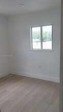 2310 NW 103rd St in Miami, FL - Foto de edificio - Building Photo