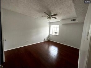 2904 Sweeney Ln, Unit D in Austin, TX - Foto de edificio - Building Photo