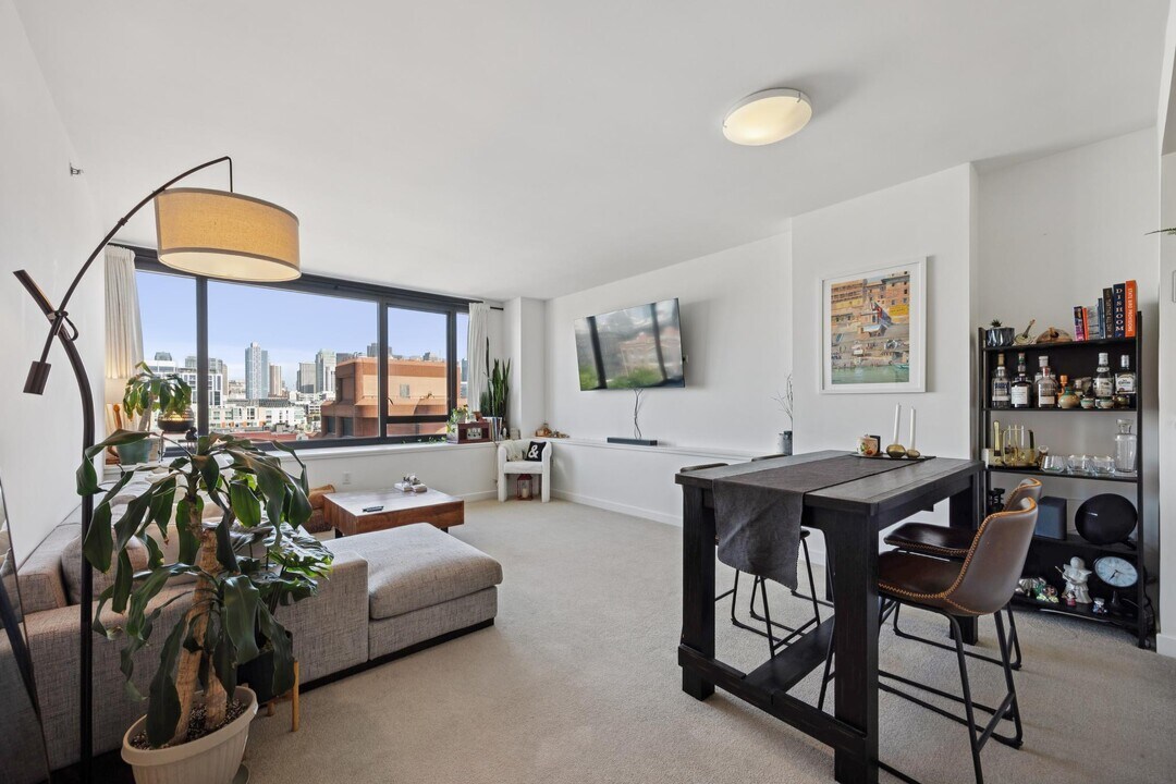 260 King St, Unit 913 in San Francisco, CA - Building Photo