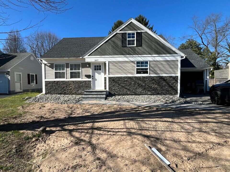 207 Ridgewood Dr in North Syracuse, NY - Building Photo
