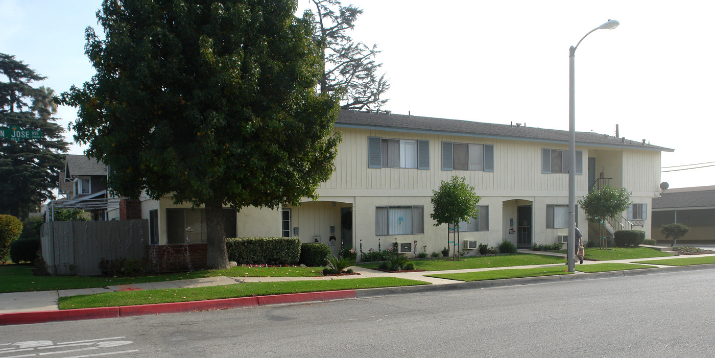 402 E Badillo St in Covina, CA - Building Photo