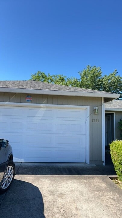 1771 Tanglewood Ln in Medford, OR - Building Photo