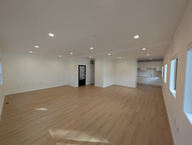 1109 La Peer Dr