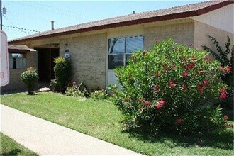 2701 Zanderson Ave in Jourdanton, TX - Building Photo - Building Photo