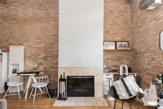 2300 W Wabansia Ave, Unit 326 in Chicago, IL - Foto de edificio - Building Photo