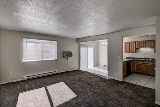 1008 Dutchman Dr, Unit 4 in Chippewa Falls, WI - Foto de edificio - Building Photo