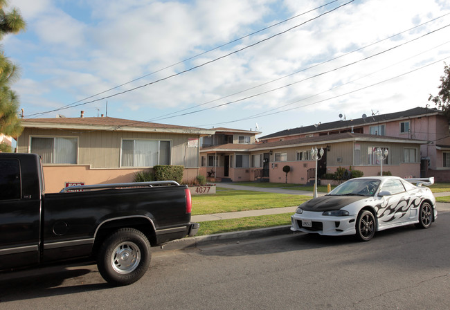 4677-4681 Acacia St in Bell, CA - Foto de edificio - Building Photo