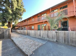 Brown Street, 102-156 in Napa, CA - Foto de edificio - Building Photo