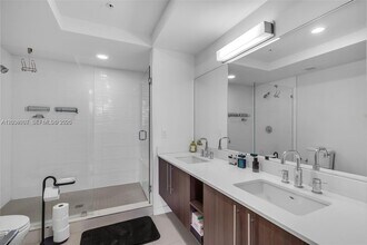 7825 NW 107th Ave in Doral, FL - Building Photo - Building Photo
