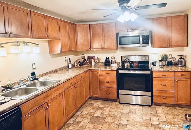 110 Lake Rd in Andover, CT - Building Photo - Building Photo