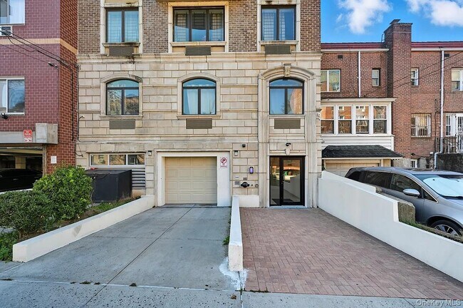 64-64 Wetherole St in Queens, NY - Foto de edificio - Building Photo