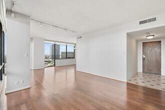 14 Greenway Plz in Houston, TX - Foto de edificio - Building Photo