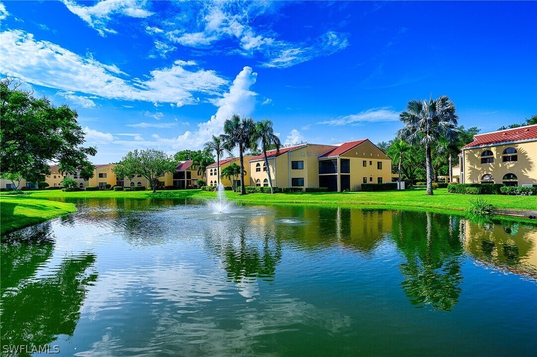 559 Beachwalk Cir in Naples, FL - Building Photo