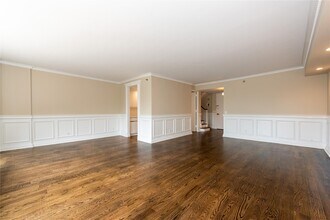111 Cherry Valley Ave in Garden City, NY - Building Photo - Building Photo