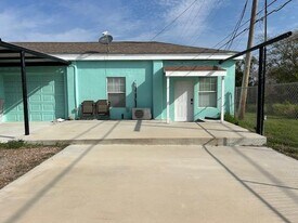 633 N Commercial St in Aransas Pass, TX - Building Photo