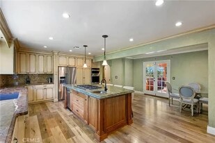 11265 Sunshine Ter in Studio City, CA - Building Photo