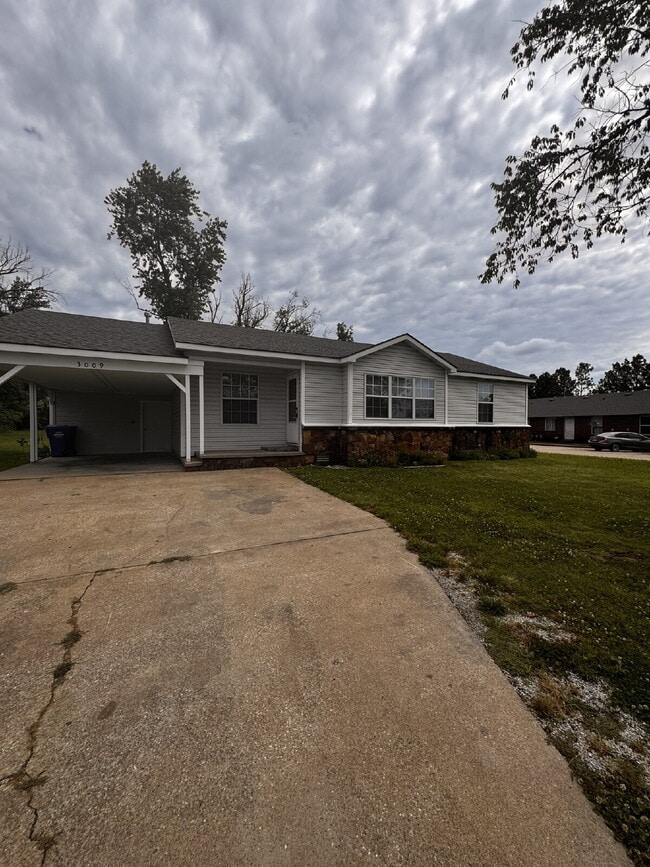 property at 3009 W Olive St