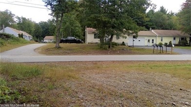 102 Country Club Rd in Sanford, ME - Foto de edificio - Building Photo