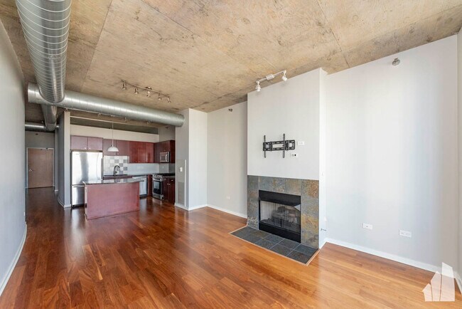 700 N Larrabee St, Unit 1902 in Chicago, IL - Building Photo - Building Photo