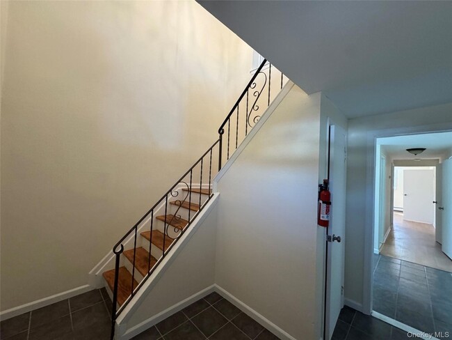 40 Whitestone Rd in Sound Beach, NY - Foto de edificio - Building Photo