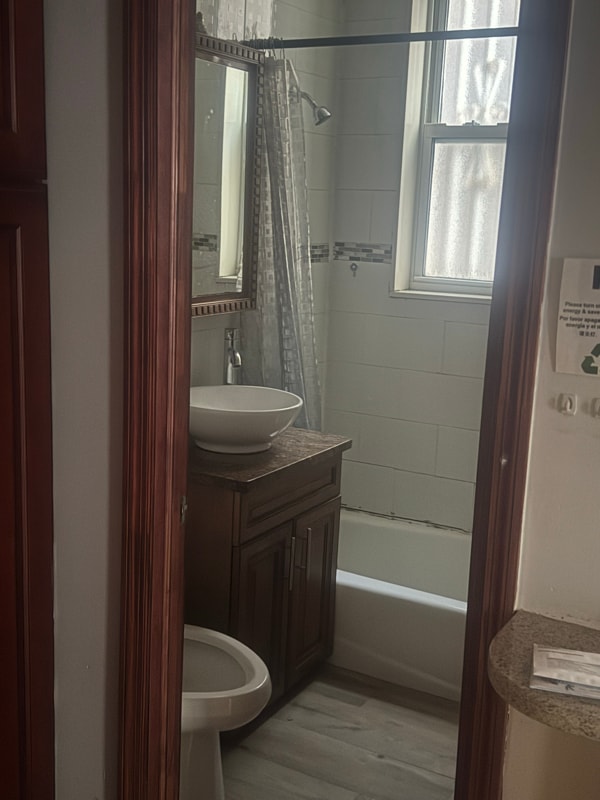 43-18 58th St in Queens, NY - Foto de edificio - Building Photo