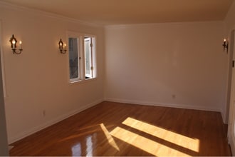 2582 1/2 Beachwood Dr in Los Angeles, CA - Foto de edificio - Building Photo