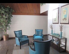 13612 S Village Dr in Tampa, FL - Building Photo - Building Photo