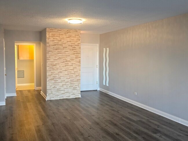 635 Perrie Dr in Elk Grove Village, IL - Foto de edificio - Building Photo