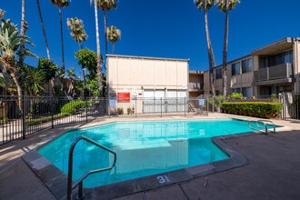 Balboa Palms Apartments in Northridge, CA - Foto de edificio - Building Photo