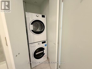 1 Fairview Rd E in Mississauga, ON - Building Photo - Building Photo