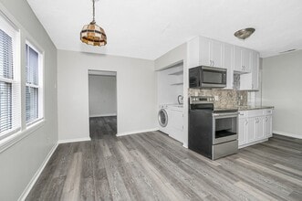 98 School St, Unit 2R in Lowell, MA - Building Photo - Building Photo