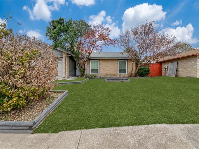 702 Brian Dr in Grand Prairie, TX - Building Photo