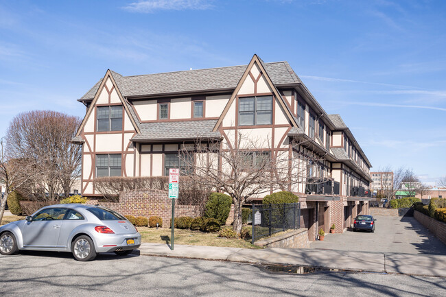 25 Lenox Rd in Rockville Centre, NY - Building Photo - Building Photo