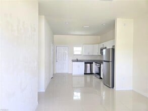 922 Barcelona St E in Lehigh Acres, FL - Building Photo - Building Photo