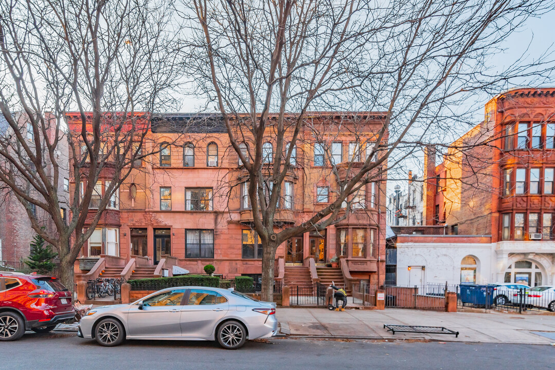 176 Clinton Ave in Brooklyn, NY - Building Photo