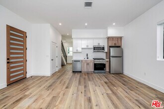 5044 Laurel Canyon Blvd in Los Angeles, CA - Building Photo - Building Photo