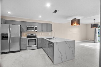 1219 Presidio Dr in Weston, FL - Building Photo - Building Photo