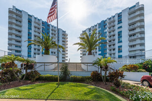 935 N Halifax Ave in Daytona Beach, FL - Building Photo