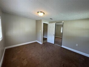 10204 N Edison Ave in Tampa, FL - Foto de edificio - Building Photo