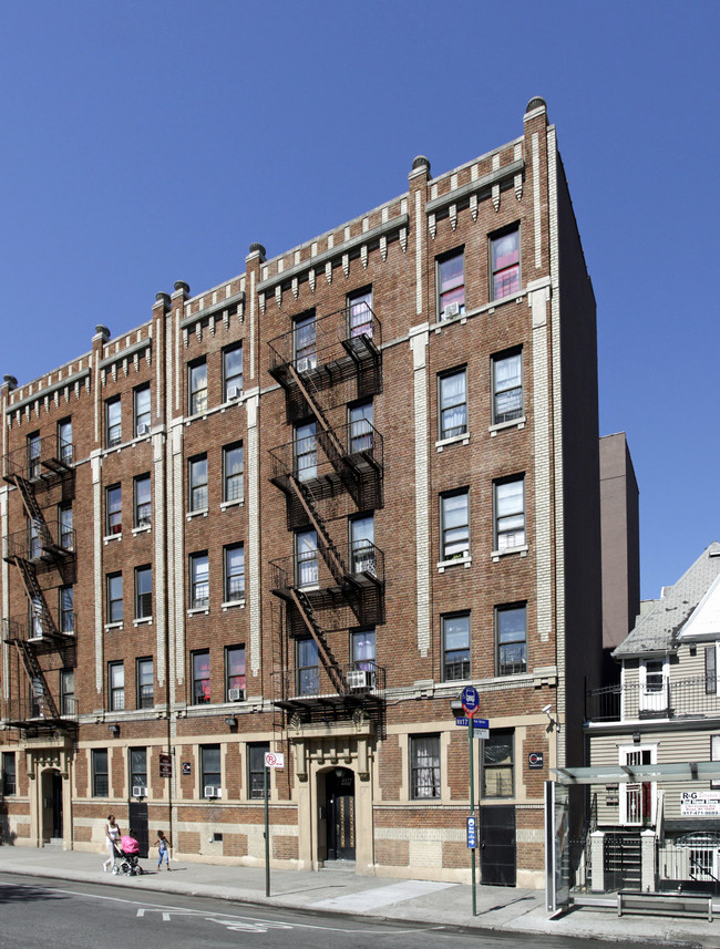 2357 Crotona Avenue in Bronx, NY - Foto de edificio - Building Photo