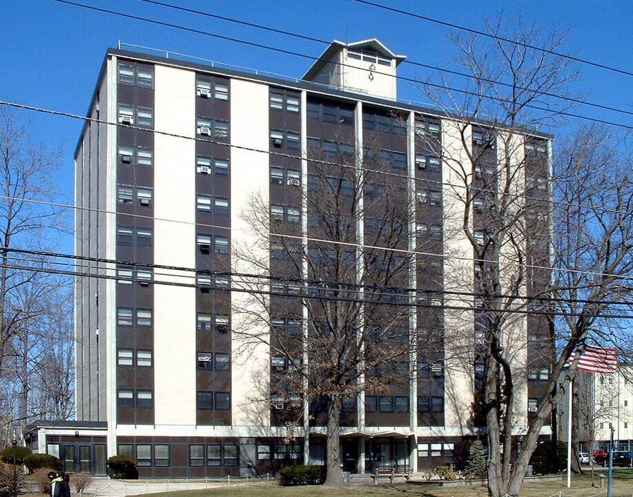 Harry Berkie Gardens in Hackensack, NJ - Building Photo