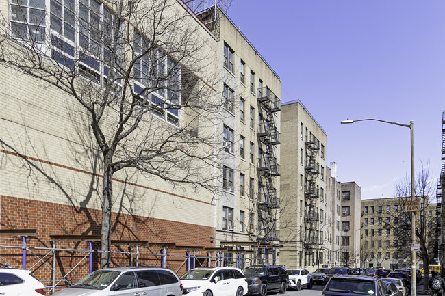 609-615 W 196th St in New York, NY - Building Photo - Building Photo
