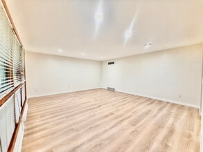 1814 E Main St in Louisville, OH - Foto de edificio - Building Photo